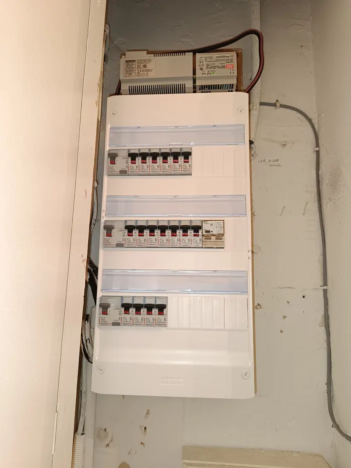 Tableau électrique blanc à trois rangées de disjoncteurs, capot posé
